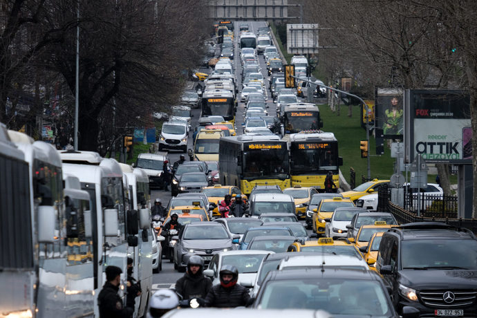 Survivor da yarışmak mı daha zor, İstanbul da günlük yaşam temposuna ayak uydurmak mı?