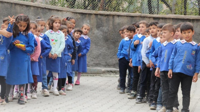Serbest kıyafet dönemi bitiyor, önlük ve üniformalar okullara geri dönüyor! Alınan kararı nasıl buldunuz?