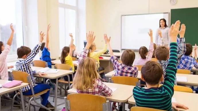 Yeni yönetmelik ile okullarda serbest kıyafet uygulaması kaldırıldı. Siz bu konuda ne düşünüyorsunuz?