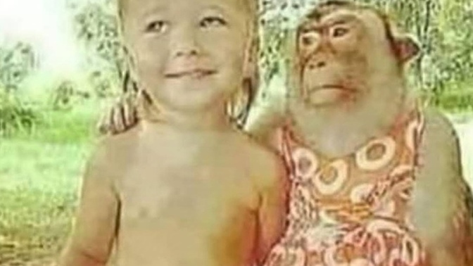 Kardeşimle çekildiğim çocukluk resmimi sizlerle paylaşmak istiyorum 🤭🤭🤭 hangisinin ben olduğumu söylememe gerek yok🤭🤭 nasılım?