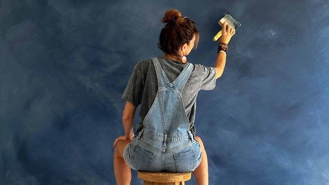 Üç kiz, tek başımıza bir evi boyayabilir miyiz sizce, ev boyamak zor bir sey mi?