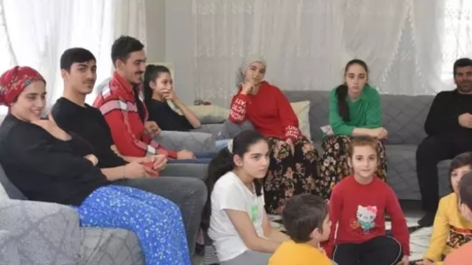 Samsun'da 14 çocuğu, 2 gelini ve 2 torunuyla aynı evde yaşıyor! Sizin aileniz de kalabalık mı?