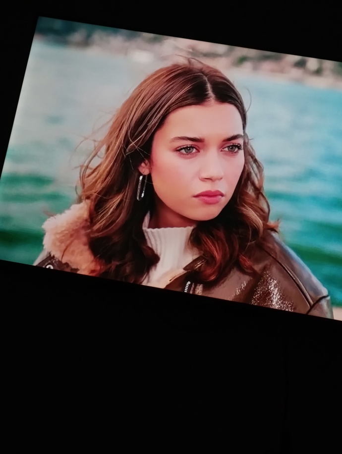 Afra Saraçoğlu fotoğraflarında çok güzelken dizilerinde normal görünmüyor mu sizcede?