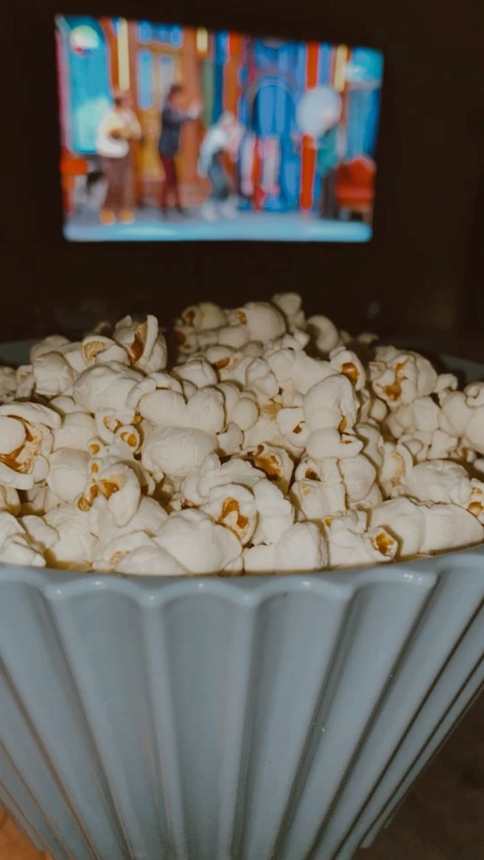 Dizi/film izlerken daha çok sağlıklı yiyecek içecek mi yoksa abur cubur mu tüketirsiniz?