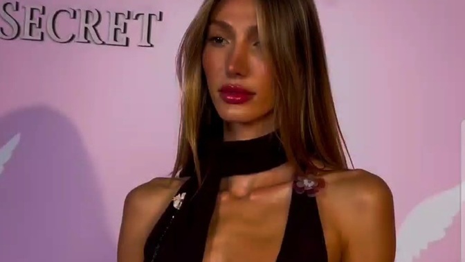 Çıplaklık neden moda oldu? Ünlü kadınlar neden çırıl çıplak soyunuyor?
