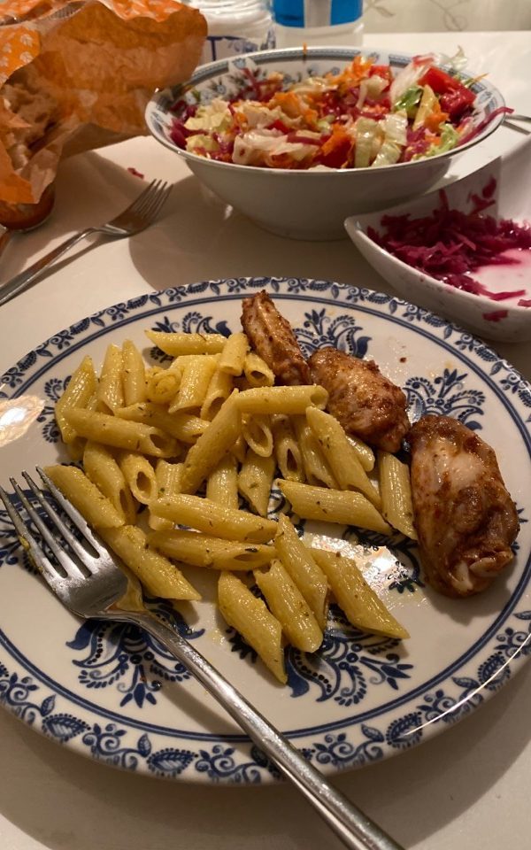 Makarnayı ekmek ile yemek görgüsüzlük müdür?