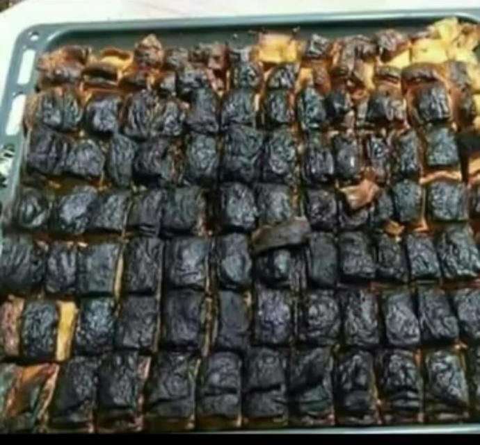 Yeni tanıştığım çocuk annesinin yaptığı tatlıdan sanada getireyim diye ısrar edib duruyor sizce kabul etmelimiyim?🤭🤭?