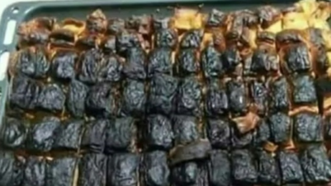 Yeni tanıştığım çocuk annesinin yaptığı tatlıdan sanada getireyim diye ısrar edib duruyor sizce kabul etmelimiyim?🤭🤭?