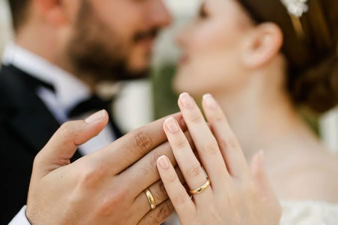 Ailenden, çevrenden, gizli saklı nikah yapar mısın?