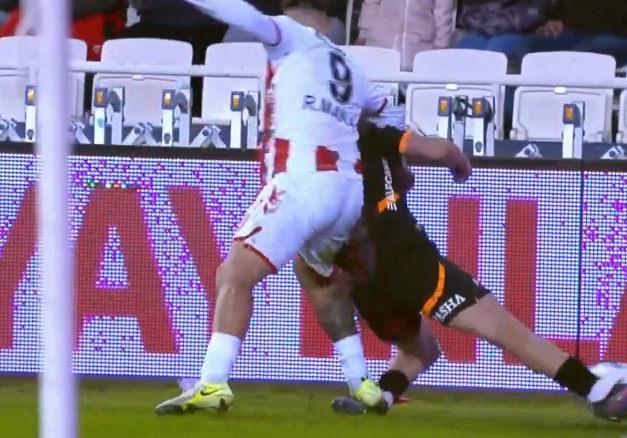 Rezalet devam ediyor... Ne Galatasaray, ne Fenerbahçe ne de Beşiktaş! Turgut doman denen zatın düdüğü asılmalı! Ne düşünüyorsunuz?