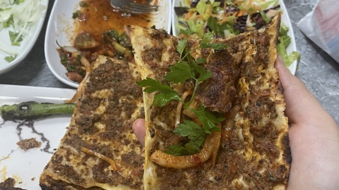 Lahmacun arası adana yenir mi?