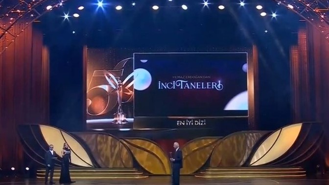 Altın Kelebek'te yılın dizisi ödülü İnci Taneleri'nin oldu tepkilerde gecikmedi. Peki sizce yılın dizisi hangisi olmalıydı?