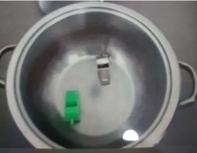 İnternetden aldığım düdüklü tencere bugün geldi🤭🤭hala ses çıkarmıyor bişeyi yanlış mı yaptım acaba? resmini attım bakar mısınız?
