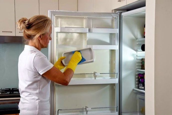 Buzdolabının dış yüzeylerini temizlemek için nasıl bir rutin oluşturabilirsin?