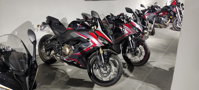 Tam olarak bu 🏍️⚫🔴⚪