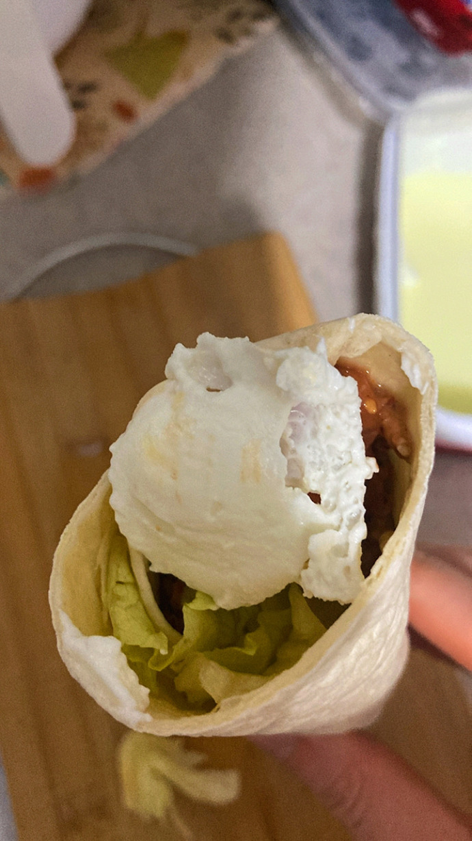 Çiğ köfte dürümün içine kaymaklı tava yoğurdu konur mu 🤔?