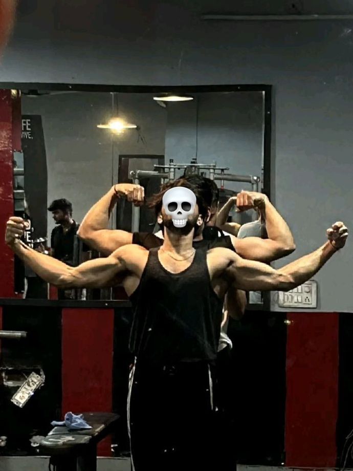 Spor salonuna yeni başlamış birine hareketlerin nasıl yapıldığını öğretir misiniz?