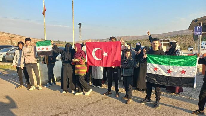 Suriyelileri sevmek Türk düşmanlığı mıdır bazı gereksizler beni bununla suçladı?