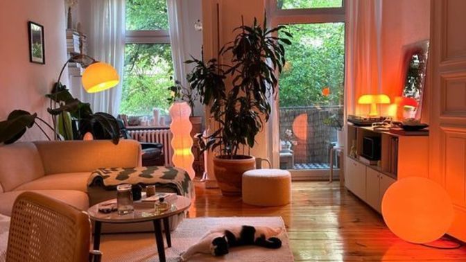 Evinizde sakinleştirici bir atmosfer yaratmak için hangi renkleri ve ışıklandırmaları tercih edebilirsiniz?
