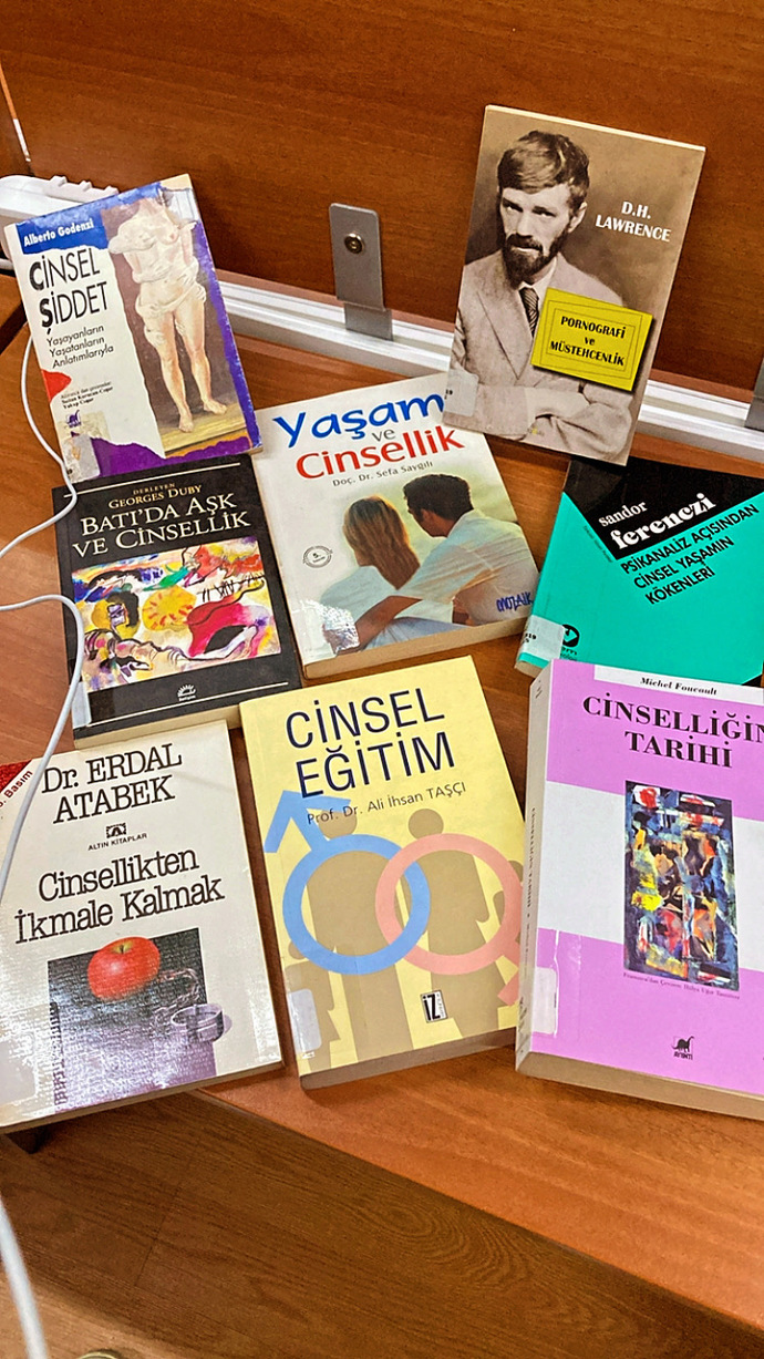 Kütüphanede masama kitaplar koydum. Okuyormuş gibi yapıyorum. Bunu gören güzel kızlar etkilenip benimle tanışmak isterler mi🤔?