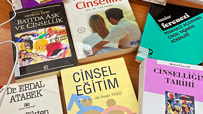 Kütüphanede masama kitaplar koydum. Okuyormuş gibi yapıyorum. Bunu gören güzel kızlar etkilenip benimle tanışmak isterler mi🤔?