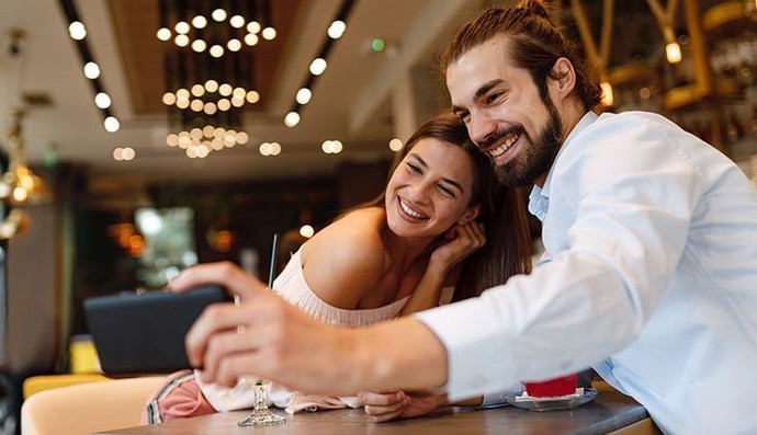 Sevgilin seninde bulunduğun her ortamda selfie çekilmek istese bu durum seni sıkar mı?