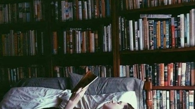 Kitap okurken "olmazsa olmaz" dediğin şey nedir?
