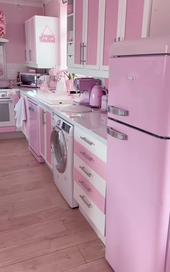 Pembe mutfak dolaplarının modası geçti mi sizce?