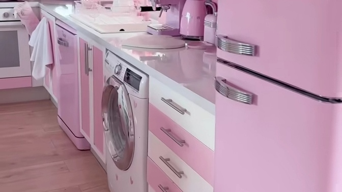 Pembe mutfak dolaplarının modası geçti mi sizce?