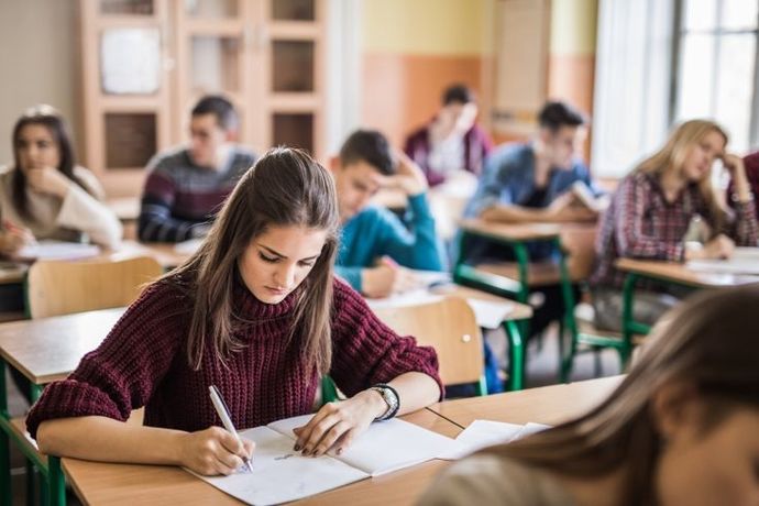 Öğretmen olsanız öğrencilerinizin sınavda kopya çekmesine göz yumar mısınız?