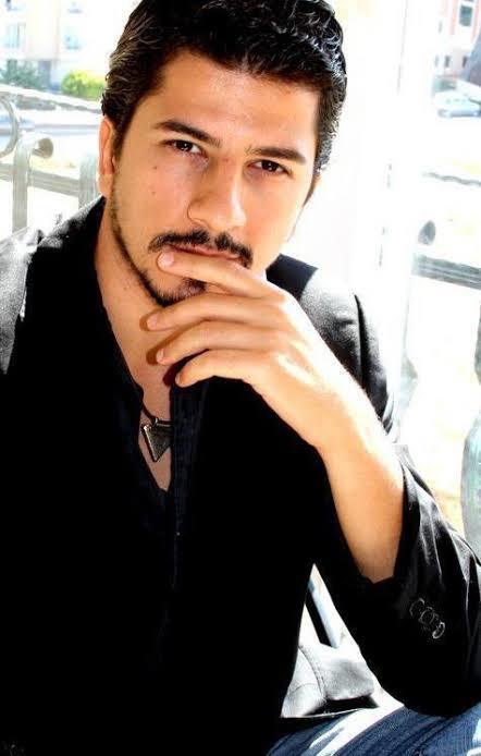 Bu adam çok aşırı yakışıklı değil mi, tek ben düşüyorum buna?