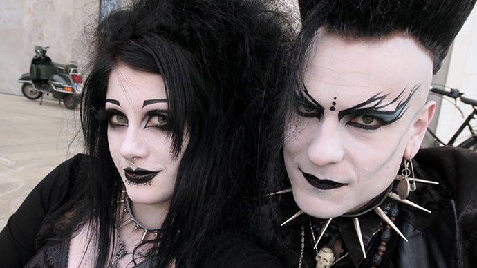 Gotik ya da punk tarz takılan var mı burada?