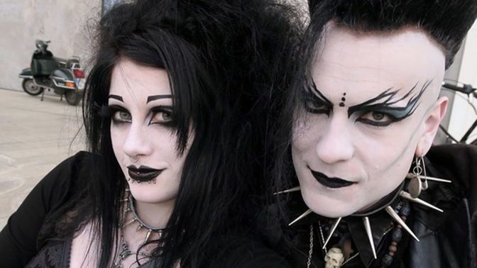 Gotik ya da punk tarz takılan var mı burada?