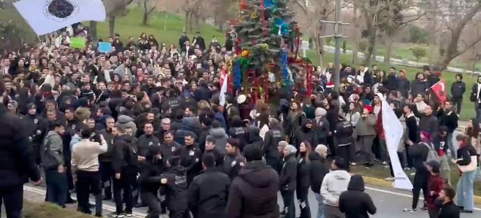 Yılbaşı agacı önünde namaz kılarak yılbaşı ağacını protesto ettiler! Hiç yılbaşı agacı süslediniz mi?