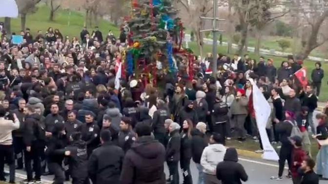 Yılbaşı agacı önünde namaz kılarak yılbaşı ağacını protesto ettiler! Hiç yılbaşı agacı süslediniz mi?