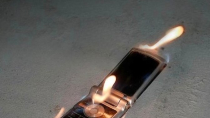 Ayrılık sonrası fotoğrafları yakmak yerine telefonu ateşe vermek daha mı tatmin edici olur?