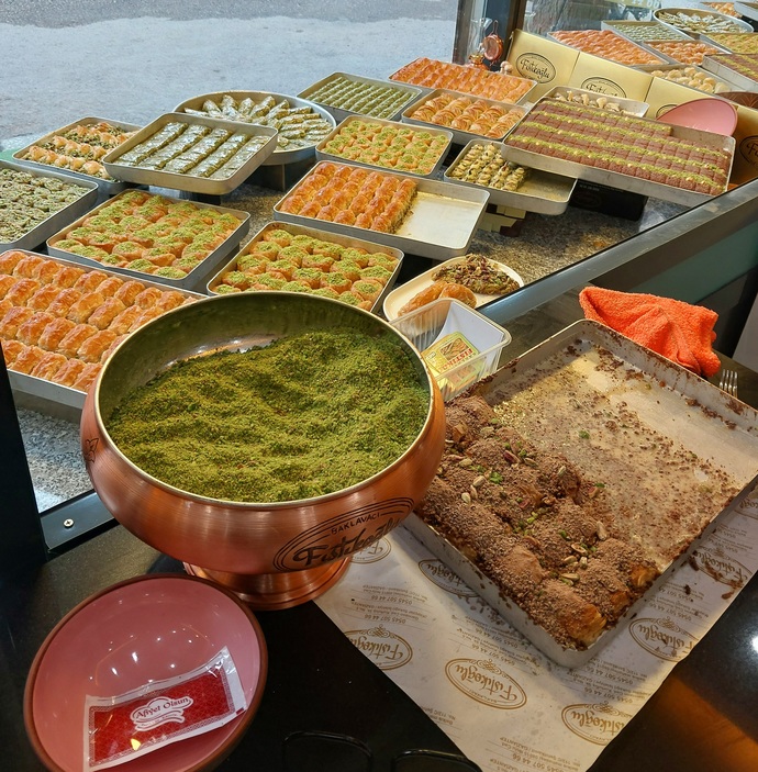 Misafirliğe giderken biz baklavayla gideriz. Sizin misafirlik vazgeçilmeniz ne?