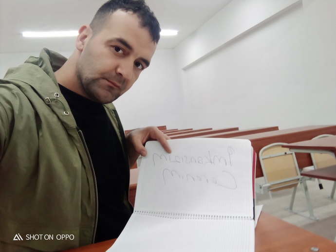 Ders başlıyor sınıfta öğrenci yok sonra hocam finalde ne soracaksınız derler üniversite okuyan gençler var mı KS de?