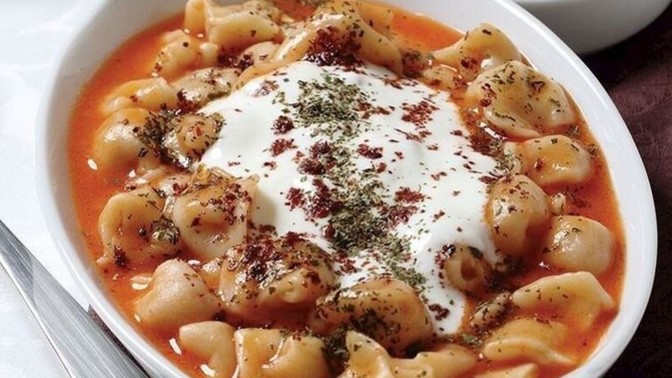 Mantıyı sarımsaklı mı salçalı mı seversin?