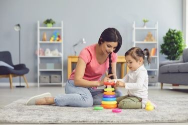 Kız çocuklarına anneleri mi isim koymalı?
