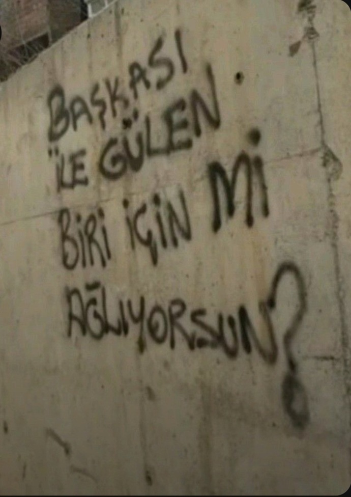 Biri sizi üzüyorsa, mutlaka mutlu ettiği başkaları mı vardır?