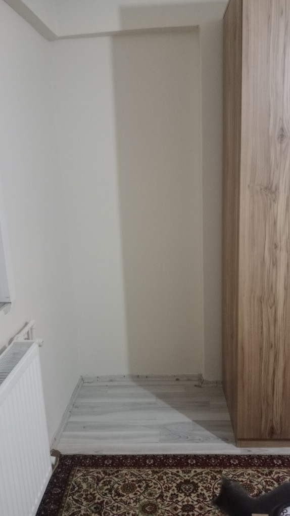 Yatak odasında bu boş alanı nasıl dekore edebilirim?