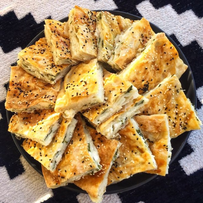 Çayın yanında çok güzel gidiyo bayılırım kesinlikle. Peki siz börek severmisiniz şekerlerim 😀❤️✨🌸🌷