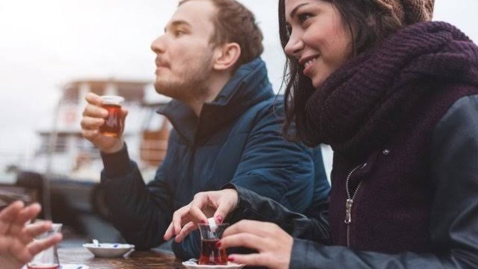 Bugün 15 Aralık Dünya Çay Günü! Birlikte demliğin dibini görmek istediğin kişi kim?
