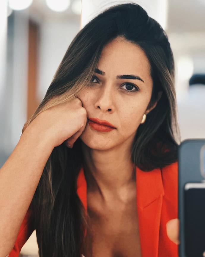 Bu iki esmer bomba spikerden hangisi daha güzel ve seksi?