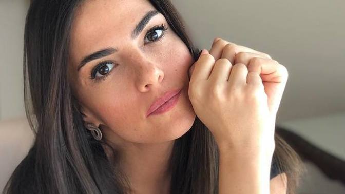 Bu iki esmer bomba spikerden hangisi daha güzel ve seksi?