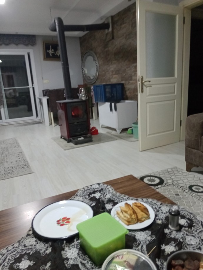 Dağ evinde var mı böyle çay keyfi yapan?