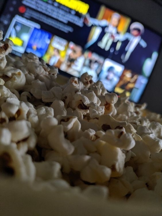 Film gecesinin eşlikçisi sizin için cips midir yoksa patlamış mısır mı?