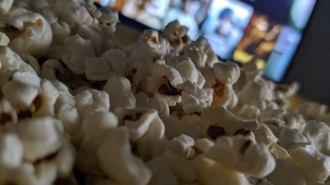 Film gecesinin eşlikçisi sizin için cips midir yoksa patlamış mısır mı?