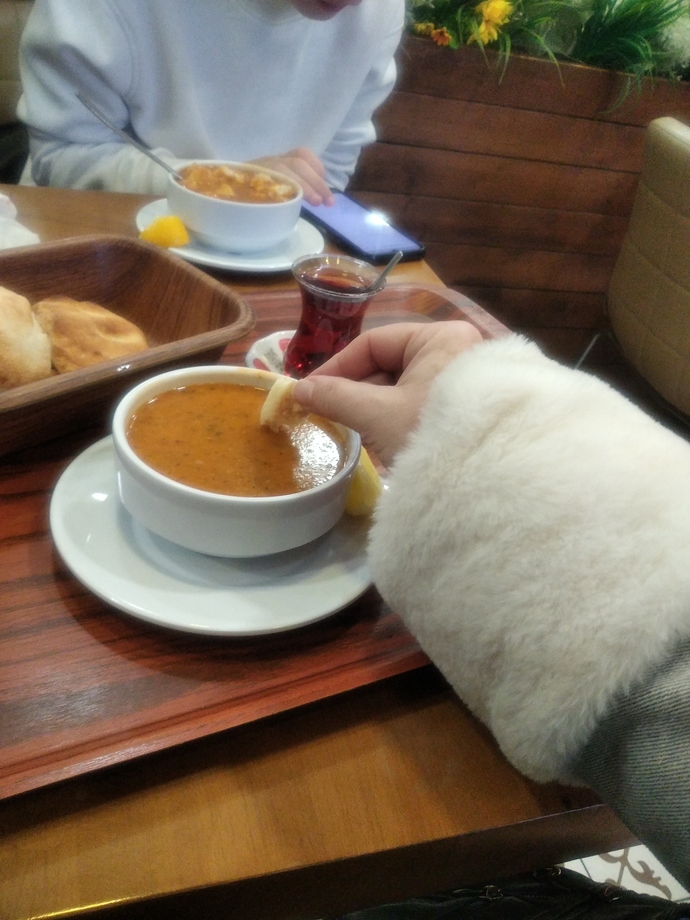 Mercimek çorbasına pide banmak görgüsüzlük müdür?